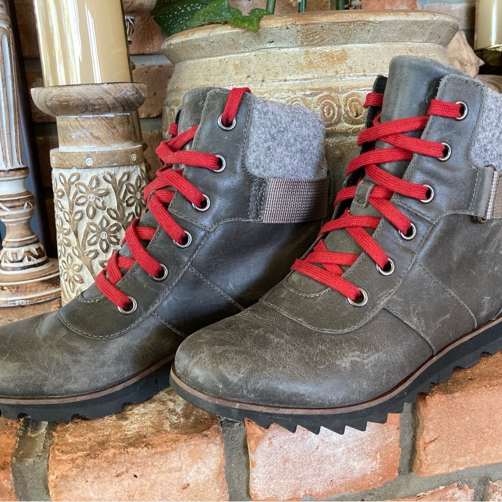 Women’s Sorel Harlow Conquest boots. Size 9, wore once!!
